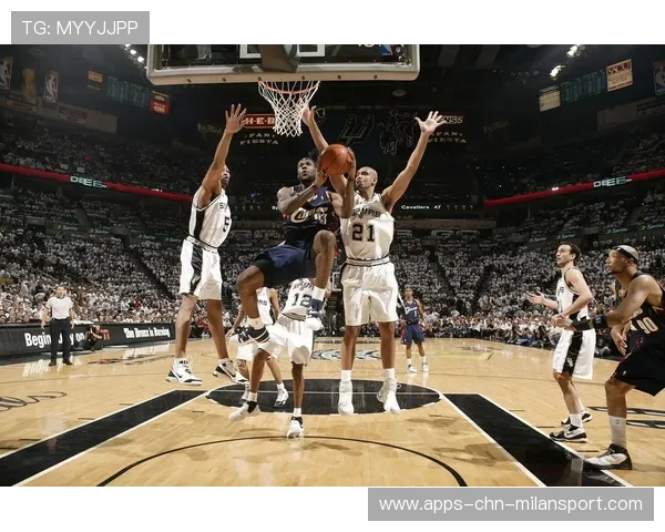 詹姆斯在球迷问答中耐心解答篮球基础，教学范例被学习