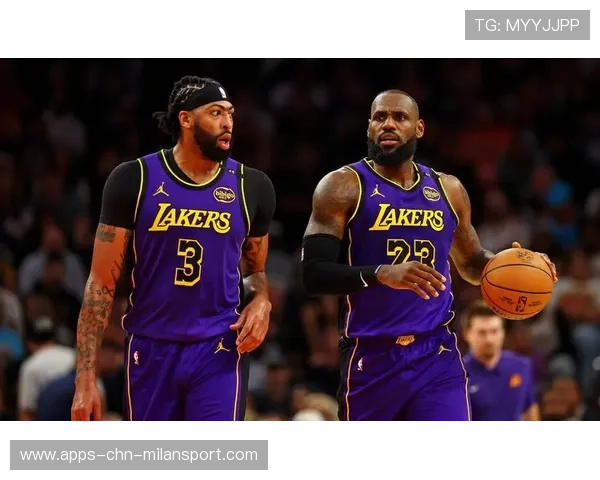 詹姆斯押哨球不中但造犯规稳稳罚中，湖人赢得掌声